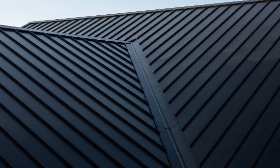 Czym różnią się blachodachówki tradycyjne od modułowych?