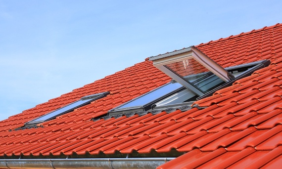 Jak zadbać o szczelność dachu przy montażu okien dachowych?