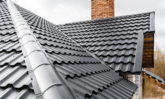 Rodzaje blachodachówek – która sprawdzi się najlepiej na Twoim dachu?