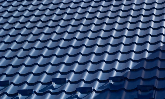 Blachodachówka czy dachówka ceramiczna – co lepiej wybrać?