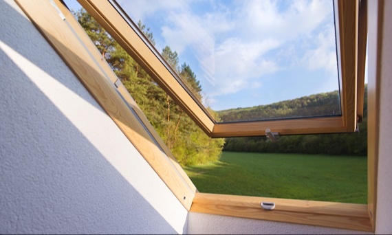 Okna dachowe i ich rola w energooszczędnym budownictwie
